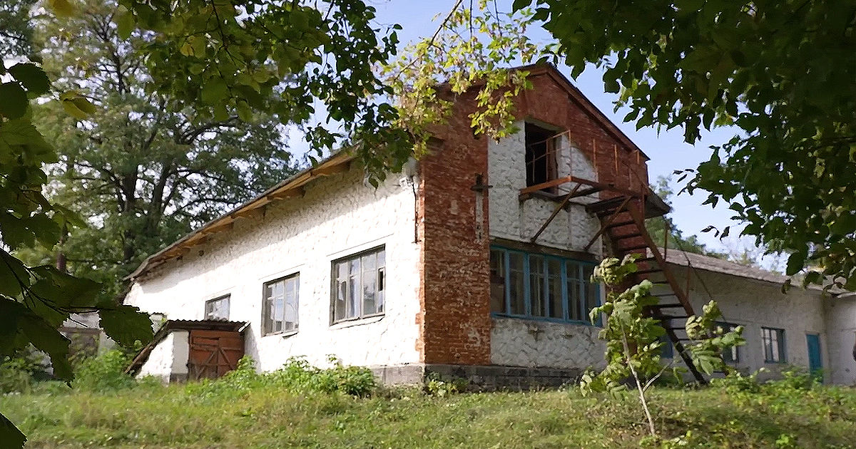 В Дондюшанском районе разрушается здание училища со 120-летней историей.