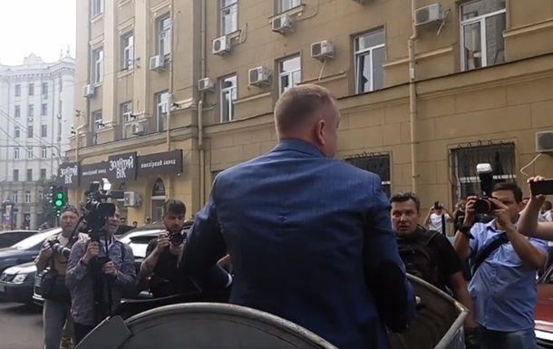 Заместителя мэра Харькова по жилищно-коммунальным вопросам Андрея Руденко бросили в мусорный бак.