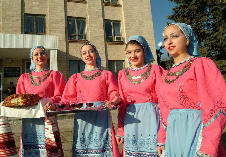 „Ne vom strădui să organizăm totul astfel, încît sărbătoarea să placă şi să rămînă în memoria locuitorilor şi oaspeţilor Comratului”, a menţionat Elenova.