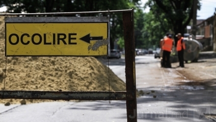Participanţii la trafic care traversează zona sunt rugaţi să respecte indicatoarele de circulaţie rutieră.