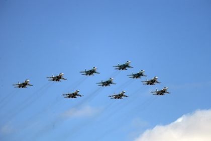 Ранее из-за плохой погоды воздушная часть парада была отменена 24 июня 1945 года.