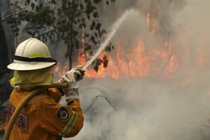 Incendiu de proporţii pe strada Doina numărul 2 din capitală. O casă a fost cuprinsă de flăcări, iar la faţa locului au intervenit patru autospeciale ale pompierilor.