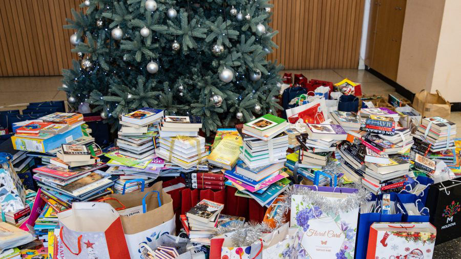 В Молдове более 2 тыс. книг собрано в рамках кампании "Библиотека под елкой".