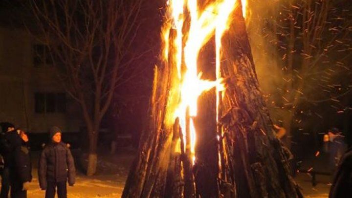 Tradiţii la Măgdăceşti: Foc de tabără, colinde și mult vin fiert