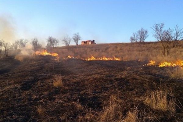 В случае возникновения пожара следует в максимально короткие сроки позвонить по единому номеру вызова экстренных служб 112 или же 901.