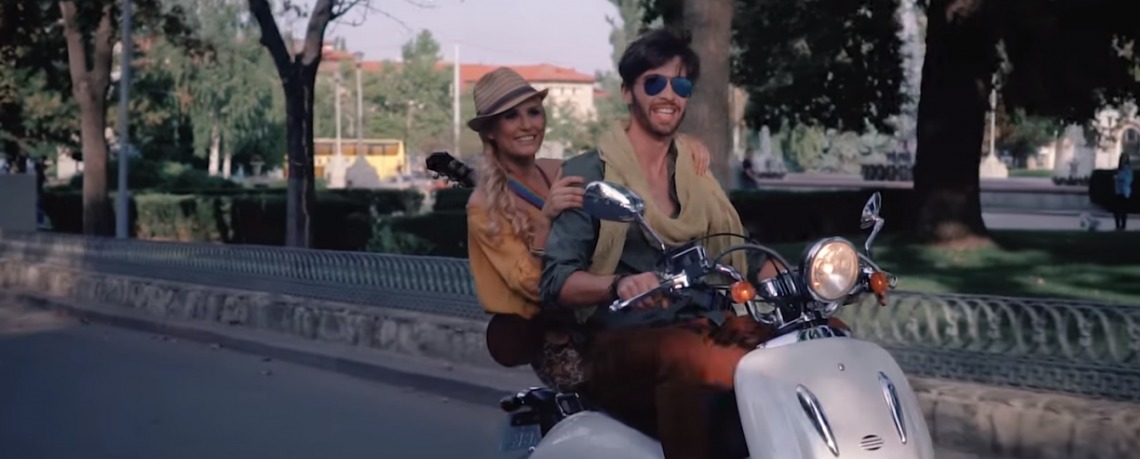 Dianna Rotaru, pe străzile Chișinăului, alături de un ucrainean. Foto: captură video