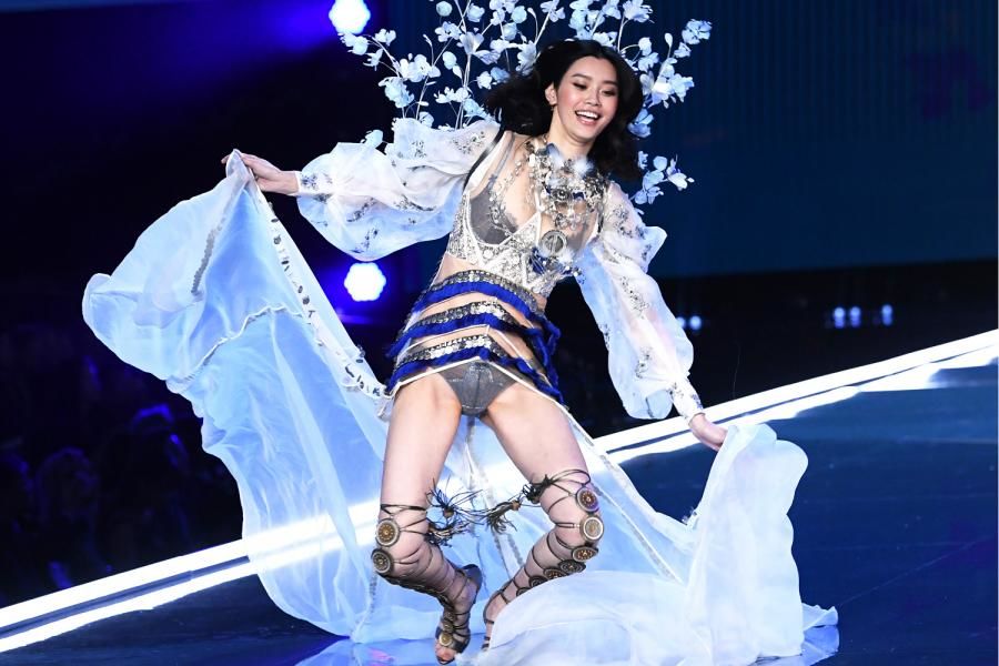 Un model Victoria’s Secrets a căzut în timp ce defila pe podium