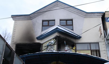 Funcționarii învinuiți în dosarul „La Soacra”, pe banca acuzaților, iar proprietara localului, audiată în calitate de martor. Foto: jurnal.md