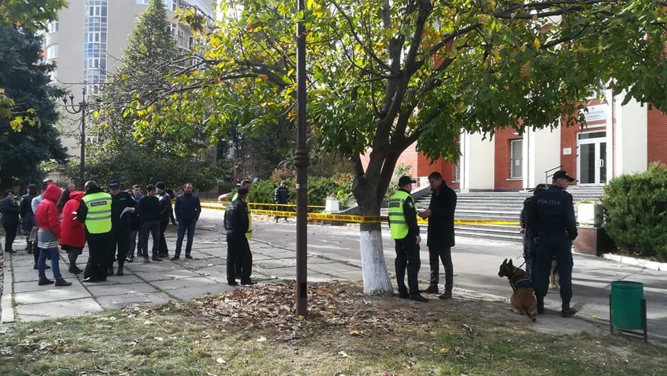 Суд сектора Ботаника эвакуировали из-за сообщения о бомбе.