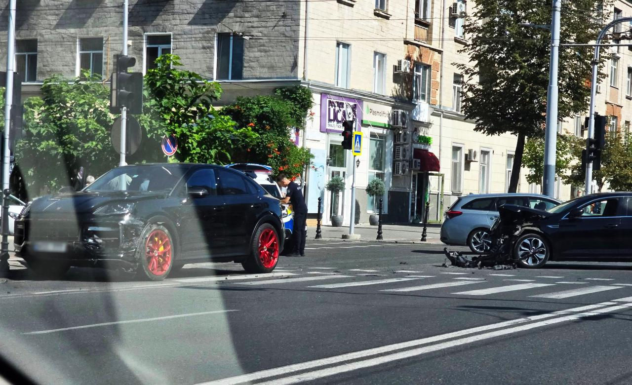 Ambuteiaj în centrul Capitalei în urma unui accident rutier.