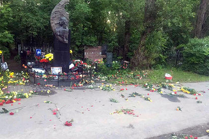 Цой похоронен на Богословском кладбище в Калининском районе Санкт-Петербурга.