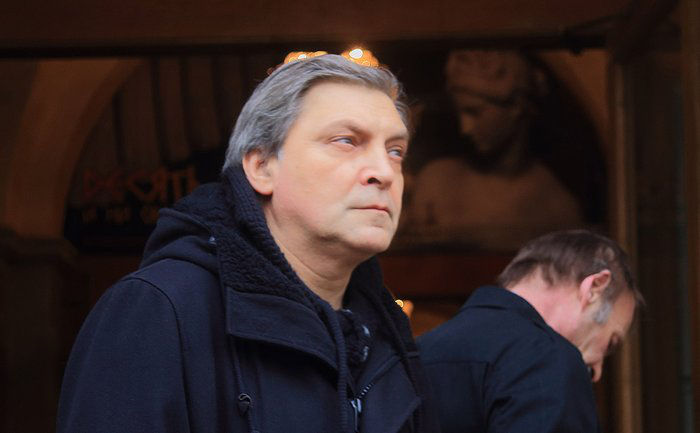 Суд заочно арестовал журналиста Александра Невзорова.