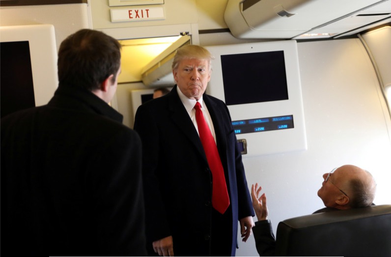 В США расследуют недопустимое сближение самолета с Air Force One, в котором летел президент страны Дональд Трамп.