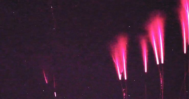 Российский астроном снял на видео уникальные красные молнии.