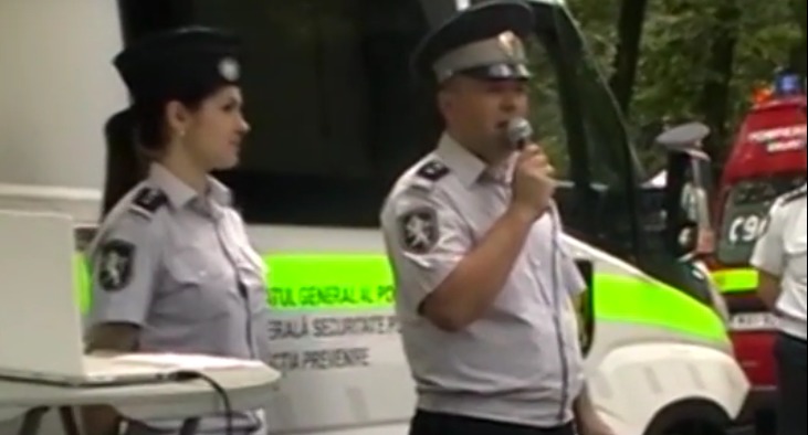 Полицейские и спасатели привезли в детские лагеря спецтехнику.