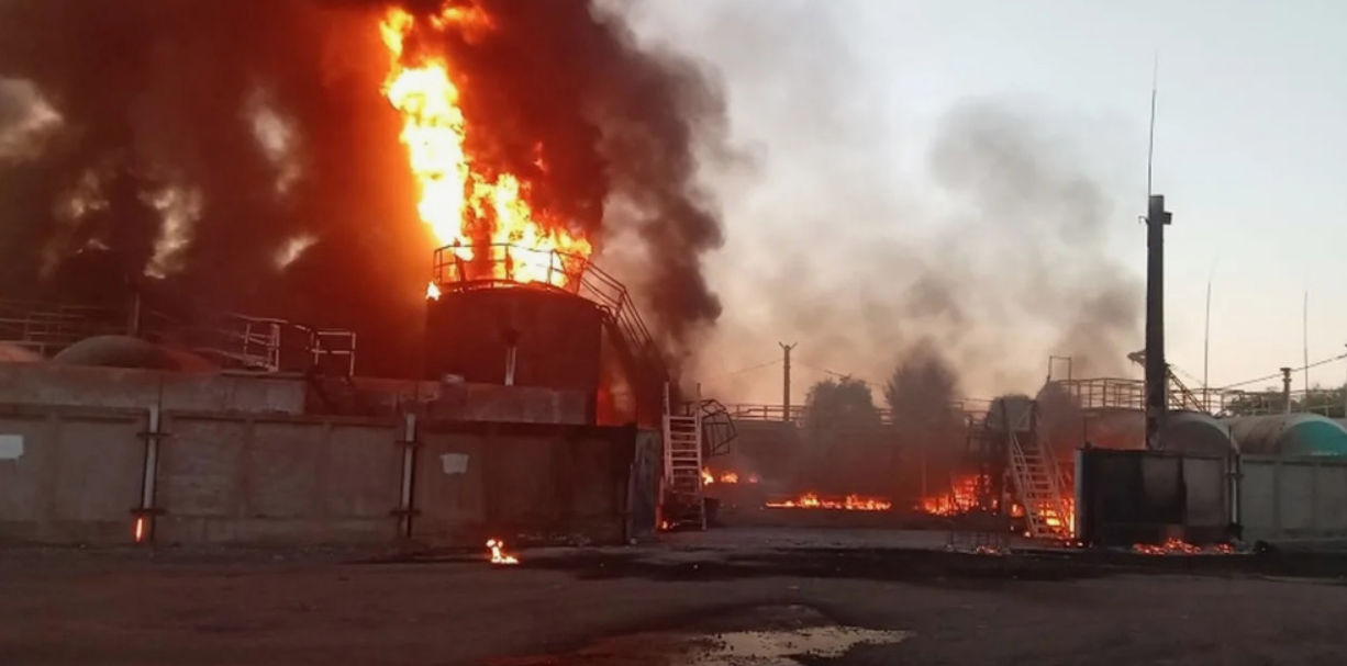 Появилось видео момента взрыва на НПЗ "Лукойл" в Волгограде.