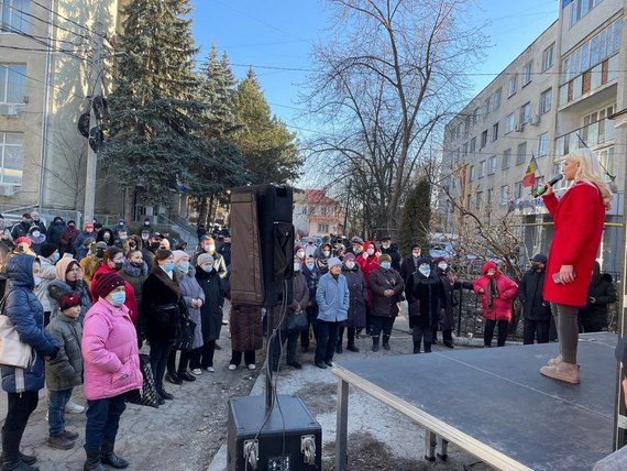 В Бельцах у здания суда проходит митинг сторонников Таубер.
