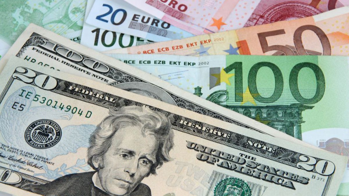 Dolarul american poate depăși moneda unică europeană în 2017. Foto: iexpats.com