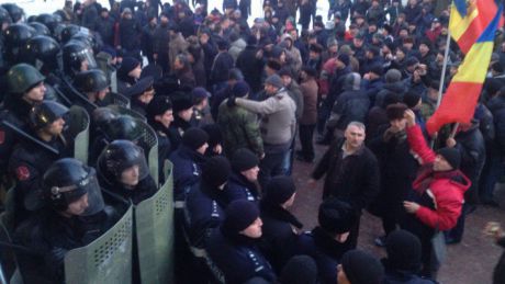 На группу унионистов напали в момент возложения цветов к памятнику Штефану чел Маре.