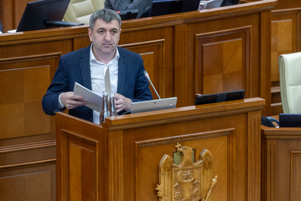Carp: Populismul în Parlamentul de la Chișinău e între un fum tras și o „dorojkă”.