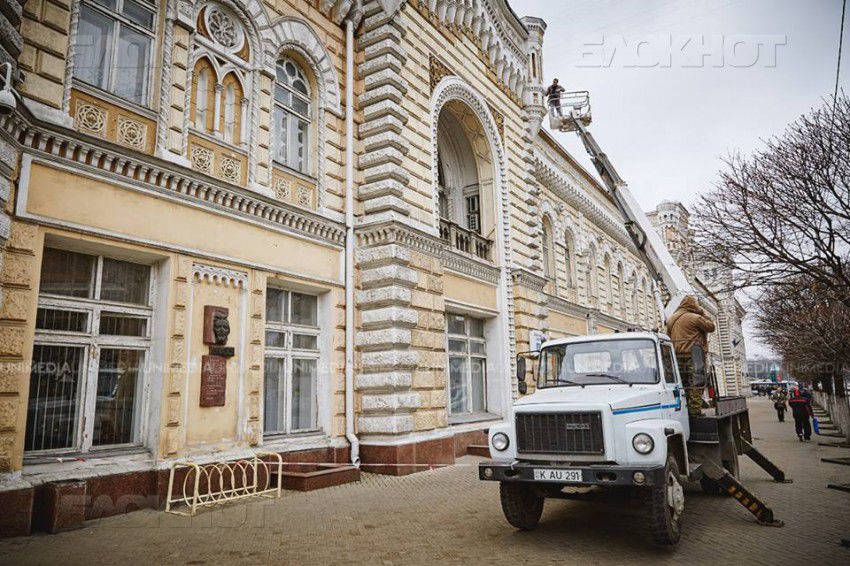 Несколько работников принялись демонтировать элементы фасадного барельефа.