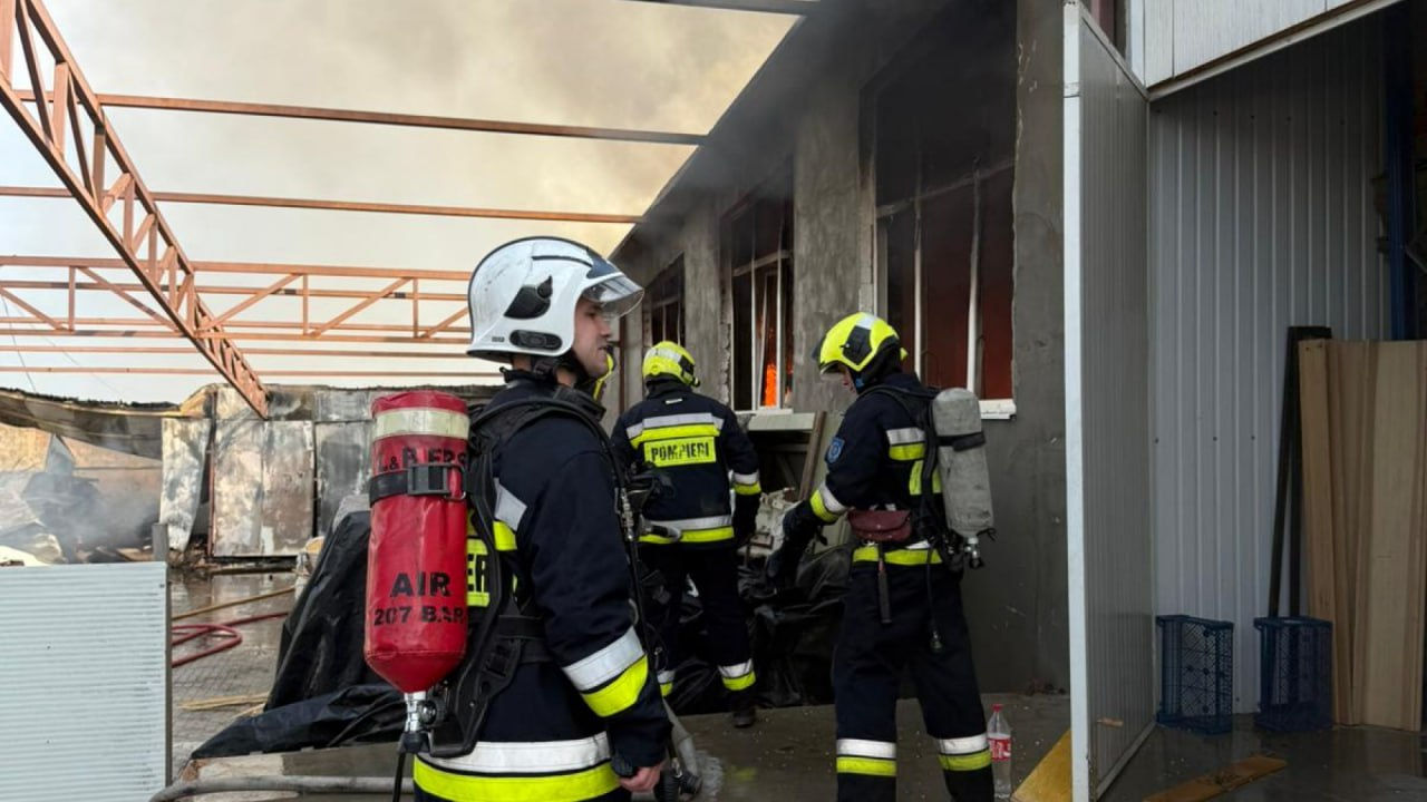 До полуночи 112 пожарных боролись с возгоранием на складе в Кишиневе.