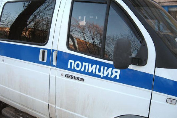 В ходе обысков полицейскими обнаружены и изъяты пластиковые хомуты, маски, три единицы огнестрельного оружия и 33 патрона.
