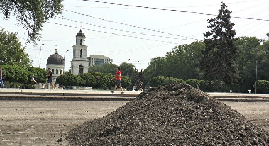 На центральной площади Кишинева снимают асфальт.