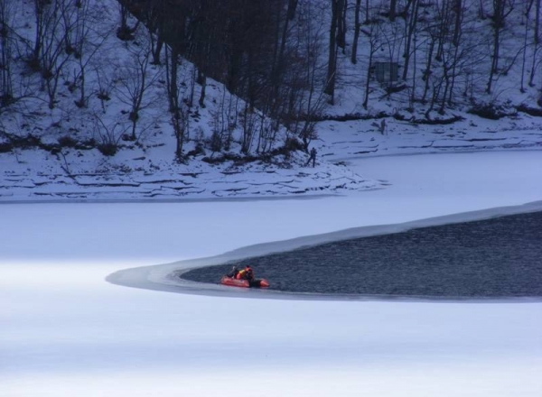 Meteorologii au emis cod galben de gheata fragila pe lacuri, valabil pana maine.