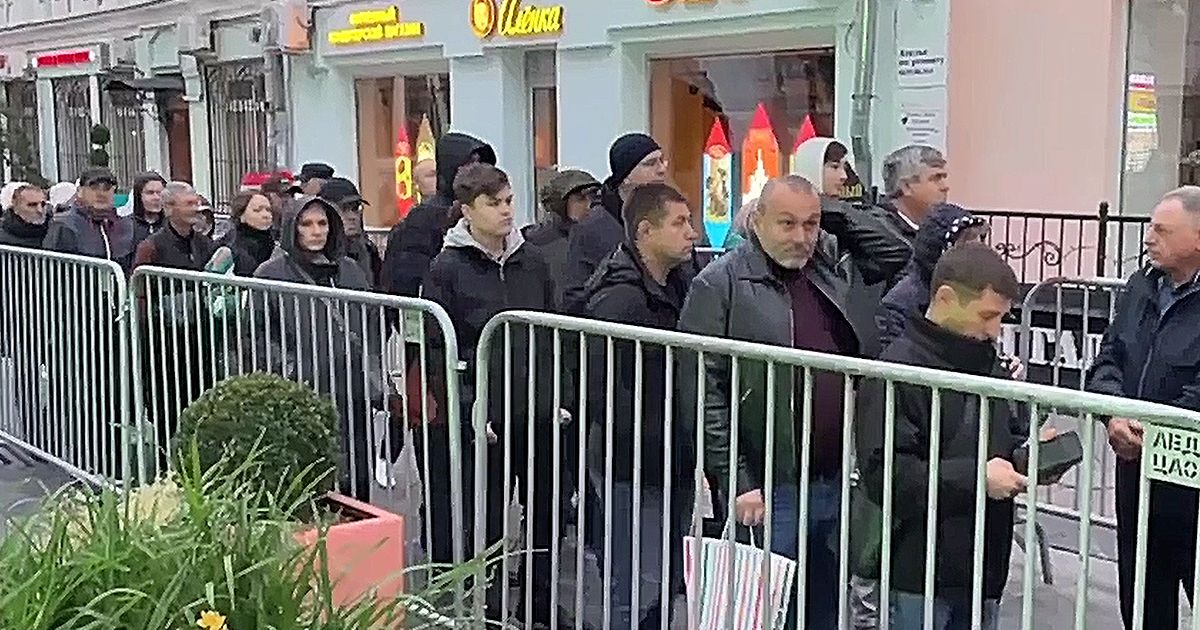 В Москве у посольства Молдовы выстроились длинные очереди избирателей.
