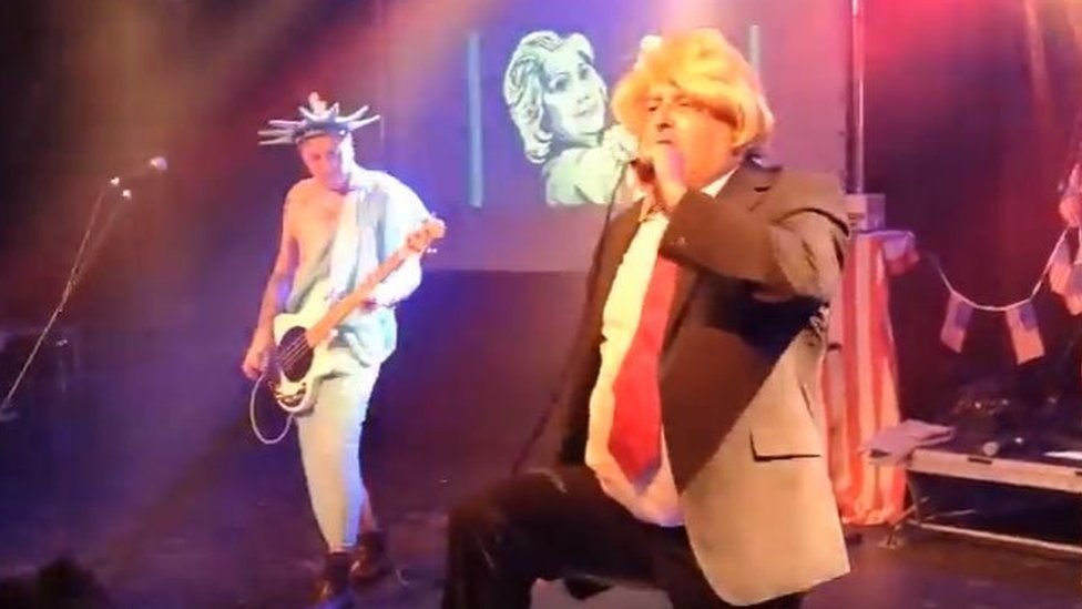 Питер Буватерс из группы Peter &amp; The Tube Babies депортирован из США за выступление в образе президента США Трампа.