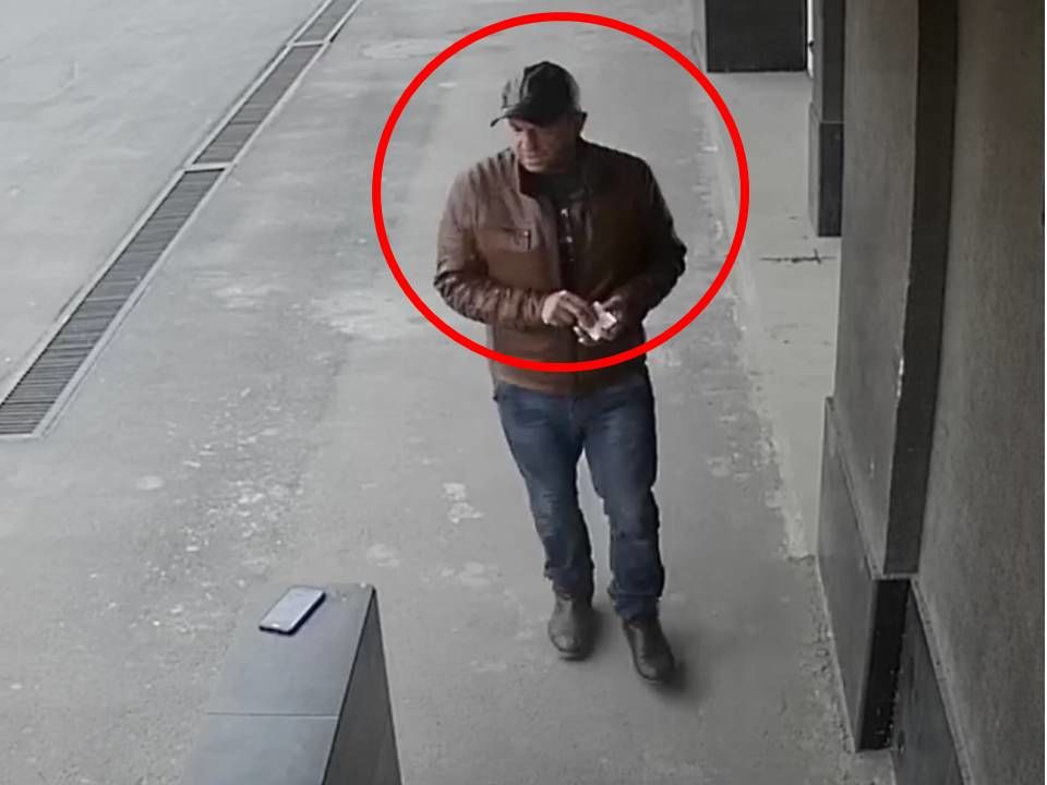 Полиция разыскивает подозреваемого в краже мобильного телефона.