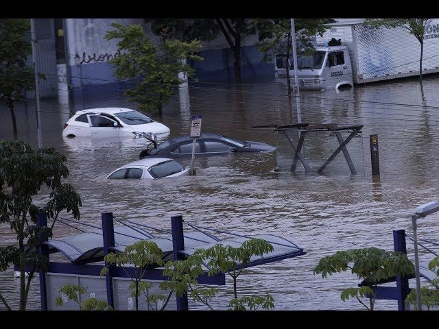Мощные осадки обрушились на Бразилию в воскресенье и продолжились в понедельник.