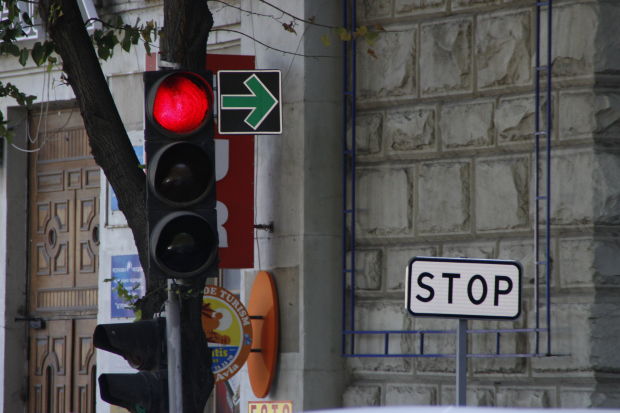 Panourile cu o săgeată de culoare verde pe fundal negru, cu vârful spre dreapta sau stânga, lipsesc în mai multe intersecții semaforizate din capitală.