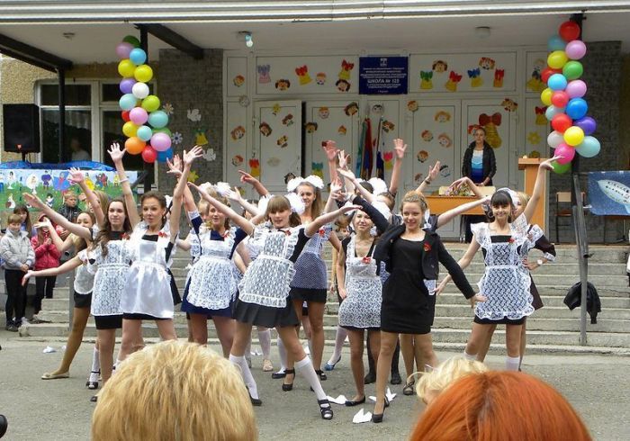 Дизайнеры призывают выпускников одеваться стильно, но скромно.