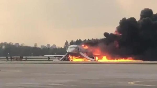 По факту аварийной посадки и возгорания самолета возбуждено уголовное дело.