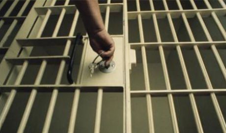 Охранники незаконно применили силу к заключённому, подвергнув его пыткам. Фото: ziarulunirea.ro