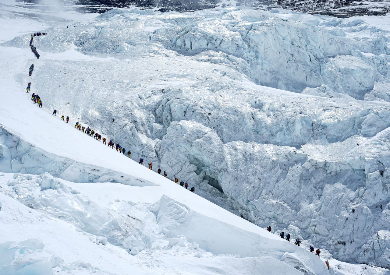 Un număr record de alpiniști au cucerit Everestul într-o singură zi.