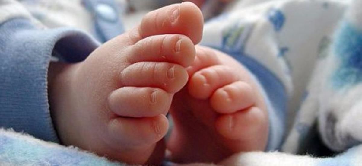 Un bărbat, în stare de ebrietate, și-a bătut cu bestialitate copilul de doar 2 luni. 