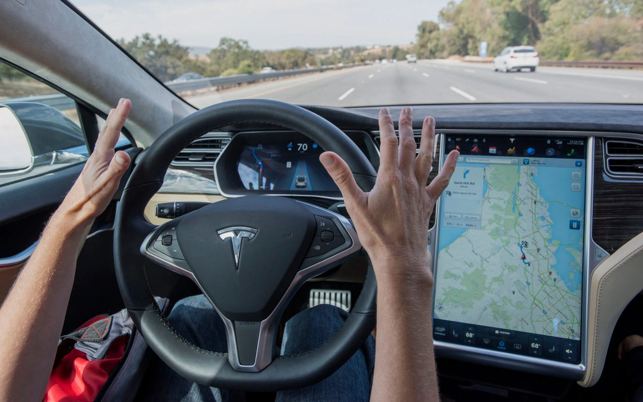 В отношении Tesla начали расследование по поводу отзыва 2 млн автомобилей.