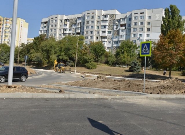 Astazi au fost puse la punct ultimele detalii – amenajarea sensurilor giratorii.