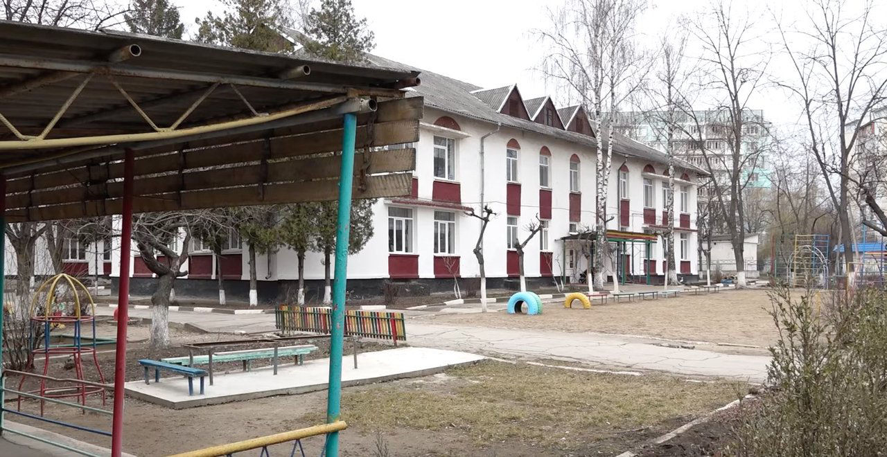 Скандал в детсаду Бельц: помощник воспитателя уволена.