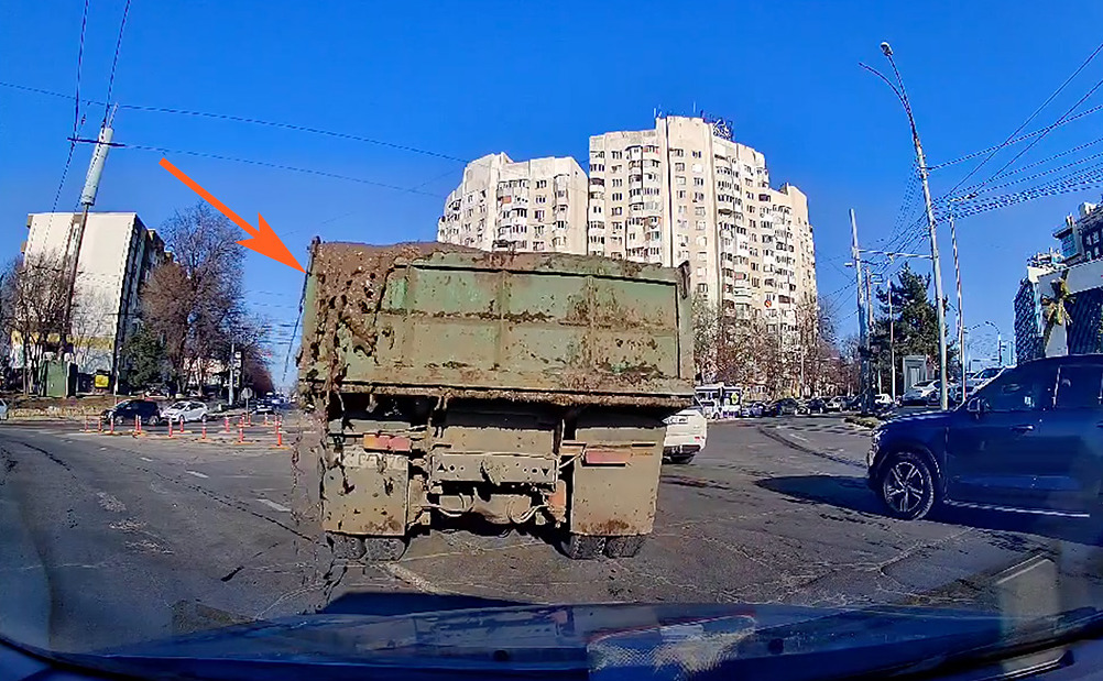В столице грузовик перевозил бетонную смесь в открытом прицепе.