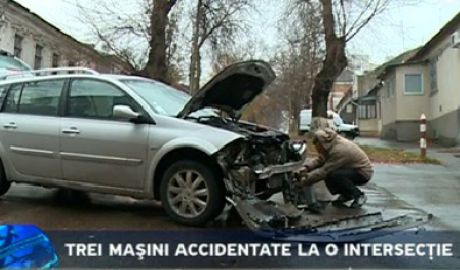 Trei maşini au fost accidentate la o intersecţie din capitală. Foto: jurnal.md