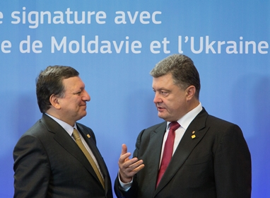 Порошенко высоко оценил неизменную поддержку и солидарность ЕС в адрес Украины.