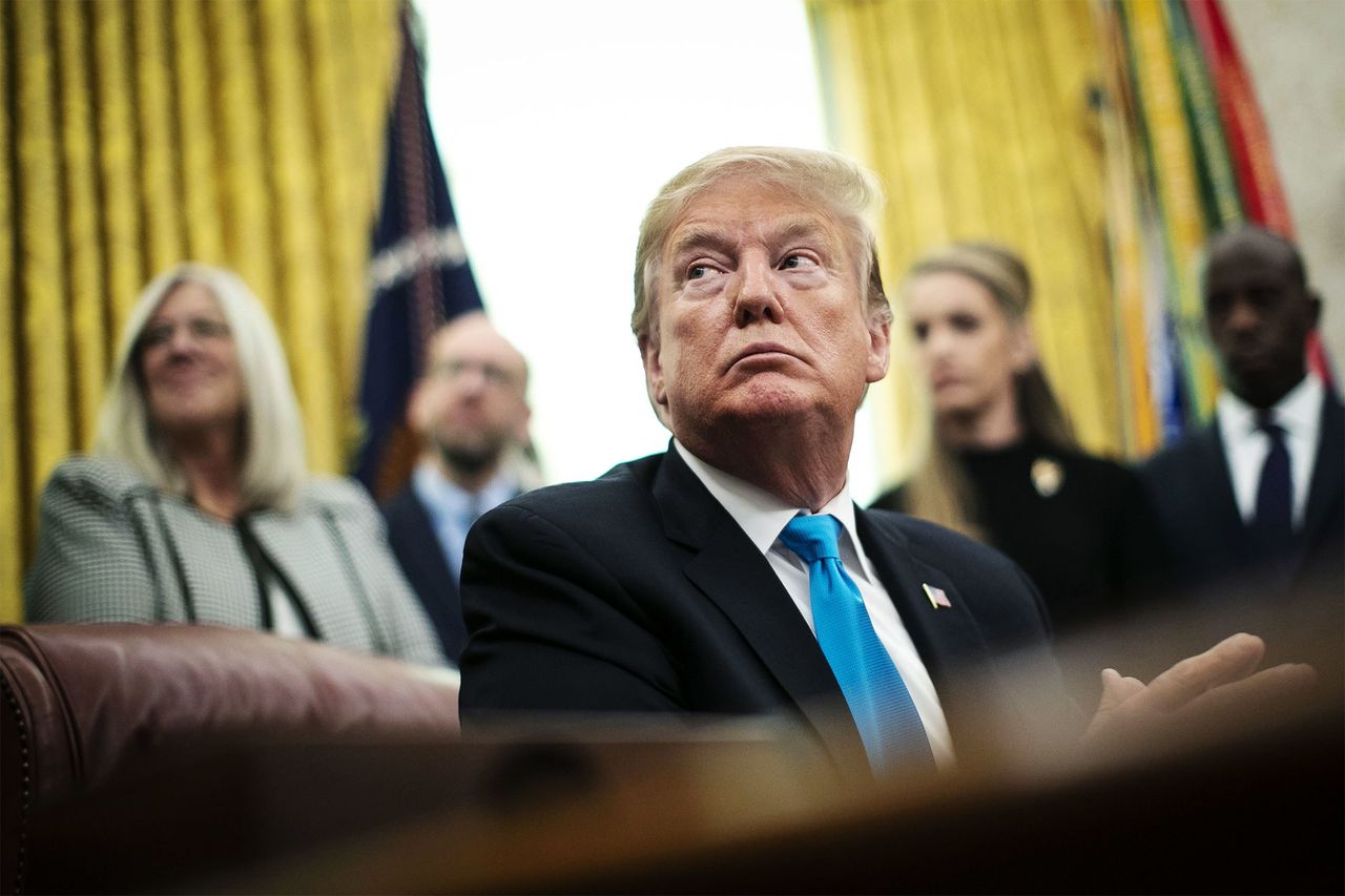 Тысячи компаний подали на администрацию Трампа в суд.