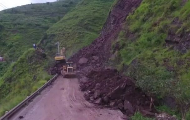 В Китае на дорогу обрушился гигантский холм.