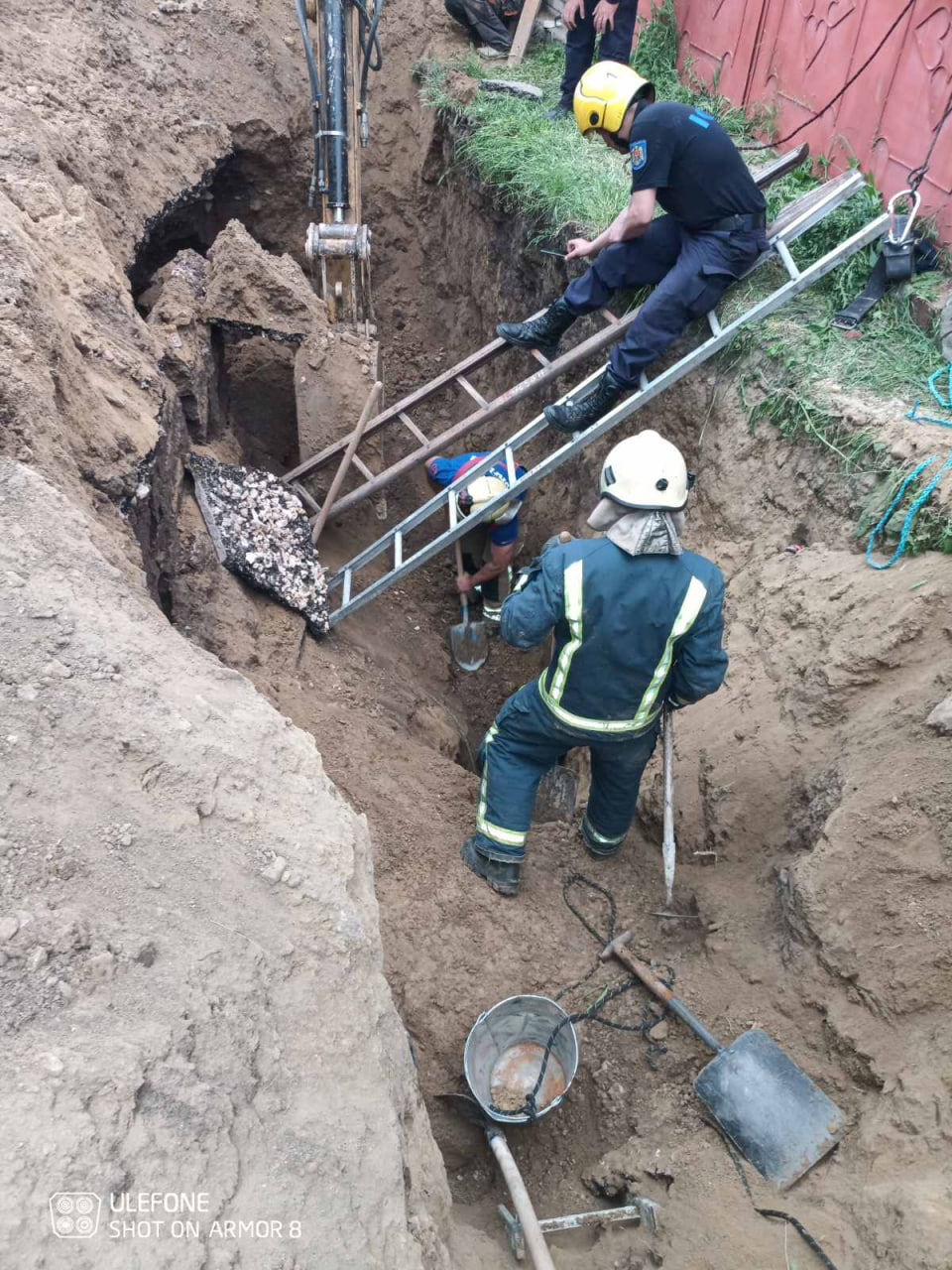 Двое мужчин были спасены из-под завала.