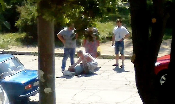 Impact violent la Botanica: Un pieton, lovit de o mașină. Foto: Captură video