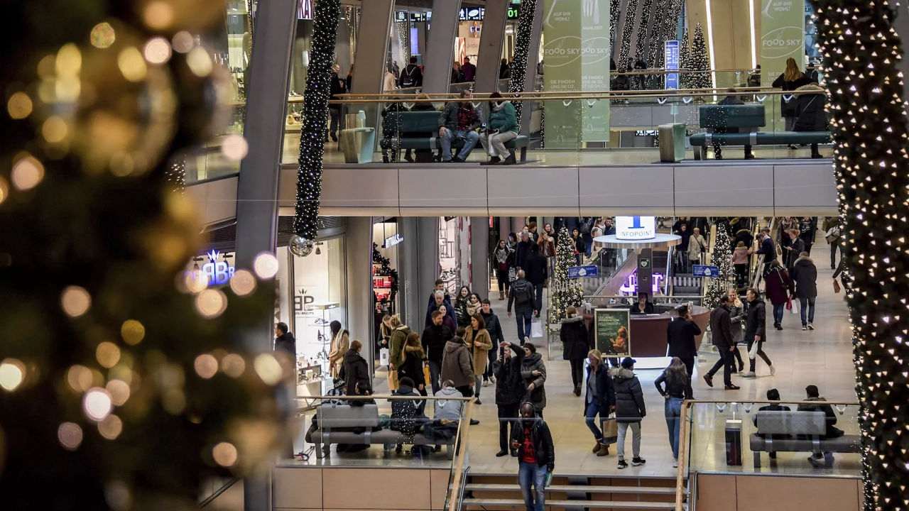 Comercianții din UE iau măsuri pentru a asigura atmosfera de Crăciun cumpărătorilor.